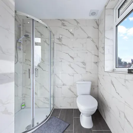 Serviced Ensuite Modern Studio - Sleeps 2 - Near Wembley Stadium - Good Transport Link To London - Harrow Ha3 * Hatch End
