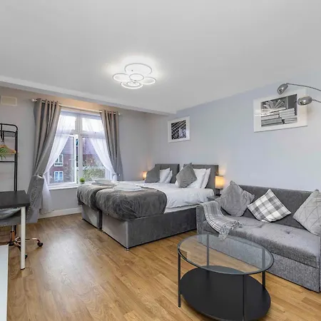 Dom wakacyjny Charming 3-bed Townhouse In Vibrant Ealing