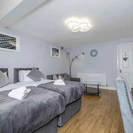Charming 3-bed Townhouse In Vibrant * Ealing
