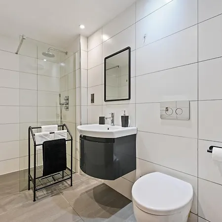 Stunning 2 Bed Basement Flat In Hammersmith * London