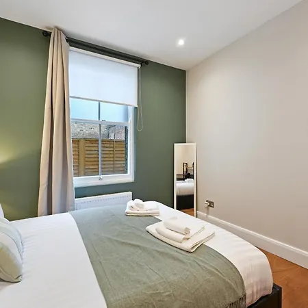 Stunning 2 Bed Basement Flat In Hammersmith Apartment