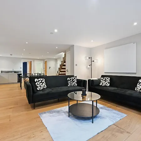 Stunning 2 Bed Basement Flat In Hammersmith *