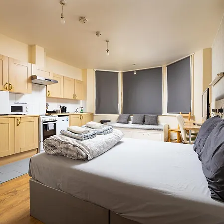Very Large On Finchley Road 11 Apartment London
