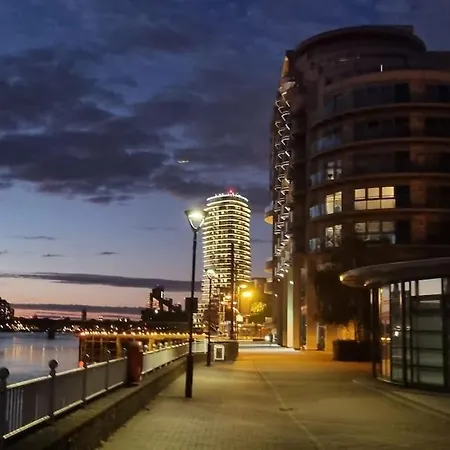 Lovely 2 Bedroom Overlooking River Thames London