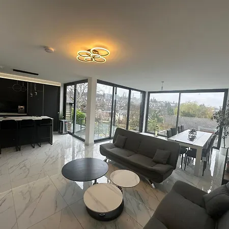 Luxurious & Elegant 6-bed House Villa Barnet