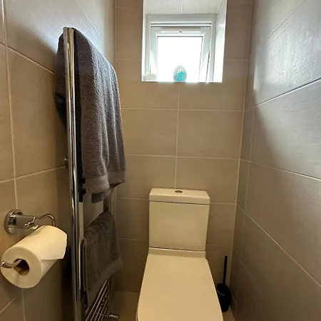 Large Studio With Extra Sofa Bed And Private Bath Plus Kitchen Canary Wharf 1 * London