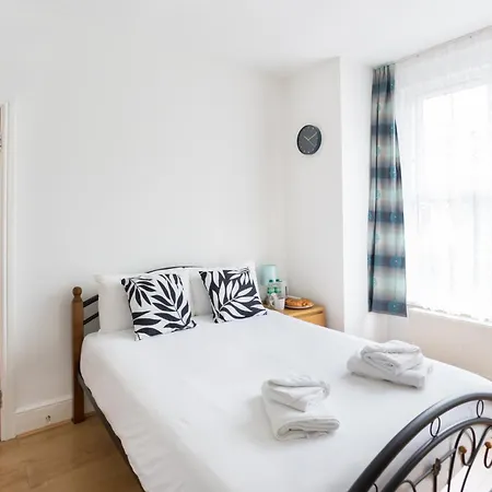 Wood Budget - Next To Mall & Metro Station - 10 Min To Center Londýn