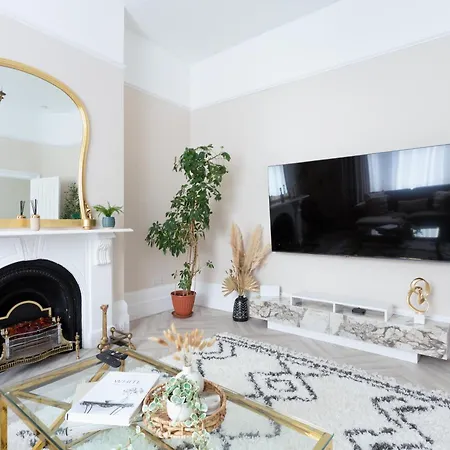 Stunning Large 4 Bedroom Victorian *