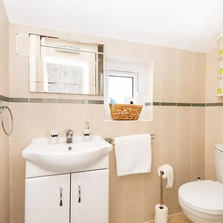 Single With A Shared Kitchen And Bathroom In A 5-bedroom House At Apartment *