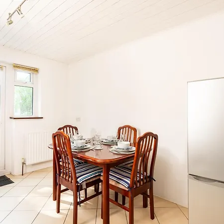 Single With A Shared Kitchen And Bathroom In A 5-bedroom House At Apartment *