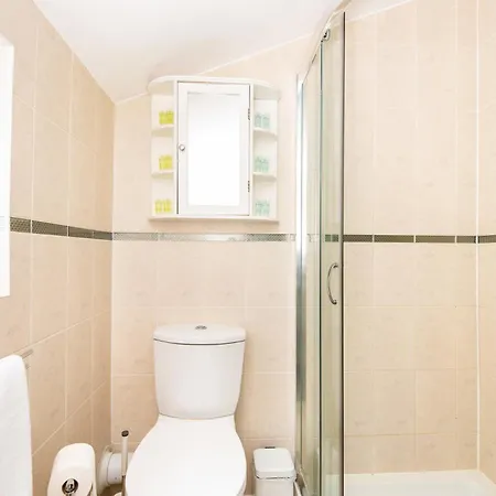 Single With A Shared Kitchen And Bathroom In A 5-bedroom House At Hanwell