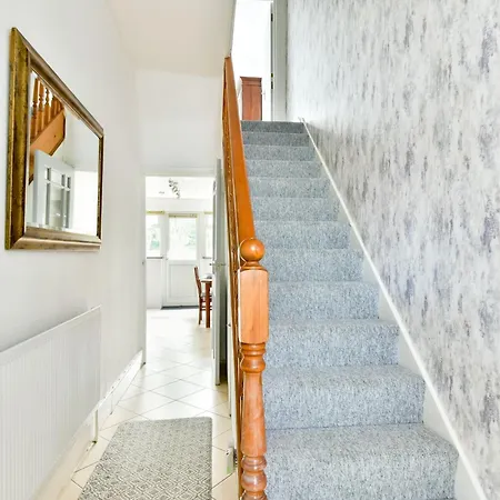 Single With A Shared Kitchen And Bathroom In A 5-bedroom House At Hanwell
