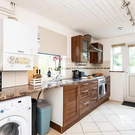 Single With A Shared Kitchen And Bathroom In A 5-bedroom House At Apartment Hanwell