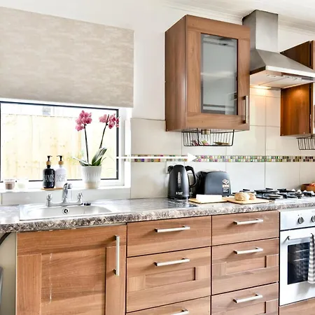 Apartment Single With A Shared Kitchen And Bathroom In A 5-bedroom House At