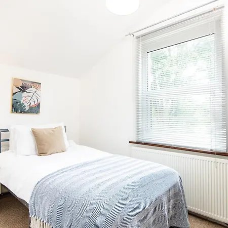 Single With A Shared Kitchen And Bathroom In A 5-bedroom House At * Hanwell