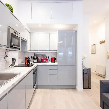 Casa Italia Near Kings Road In Chelsea With Wifi & Washing Machine *