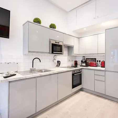 Casa Italia Near Kings Road In Chelsea With Wifi & Washing Machine Apartment