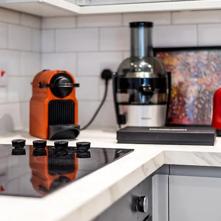 Casa Italia Near Kings Road In Chelsea With Wifi & Washing Machine *