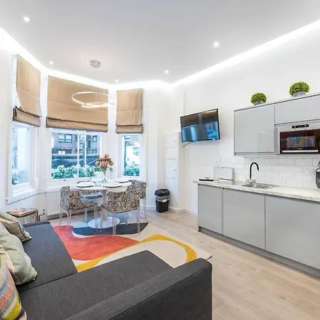 Casa Italia Near Kings Road In Chelsea With Wifi & Washing Machine London