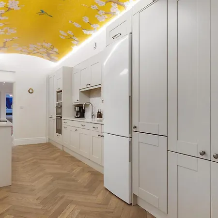 Stylish Kensington Courtyard Apartment
