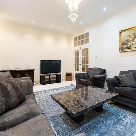 Luxury 4 Bedroom Flat In Sussex Gardens *