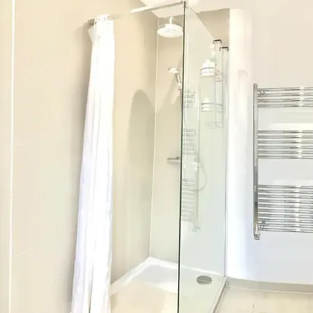 Beautiful 1 Bed Mayfair England Apartment *