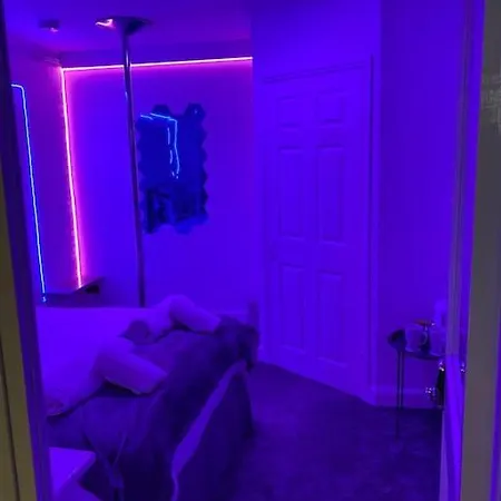 Luxury Urban Hideaway With Private Hot Tub