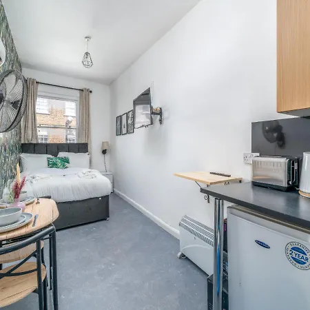 Private Studio Unit In Chapel Market Apartment London