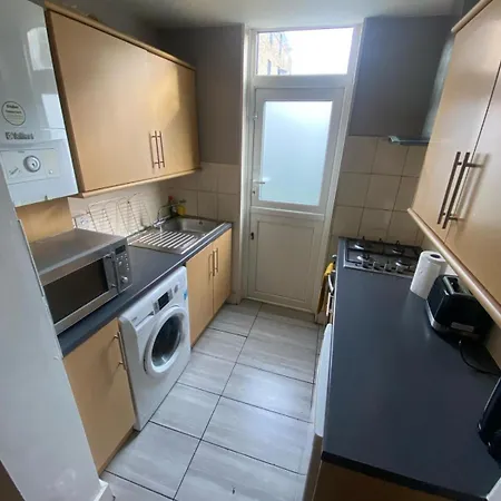 Large 6 Bedroom House - Fortescue Apartment London