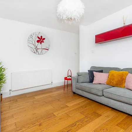 Apartment Newly Refurbished 2br Wbalcony In Vibrant Peckham London