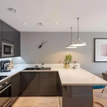 Kings Cross Walking Distance Luxury Private Garden House London