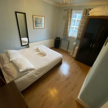 Large 6 Bedroom House - Fortescue * London