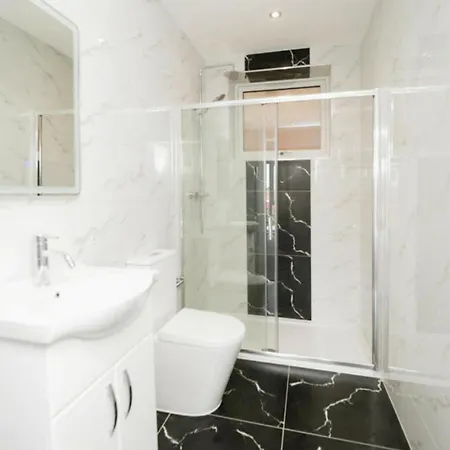 Stunning 2-bed In Barking Apartment