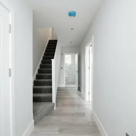 Stunning 2-bed In Barking Barking (Greater London)