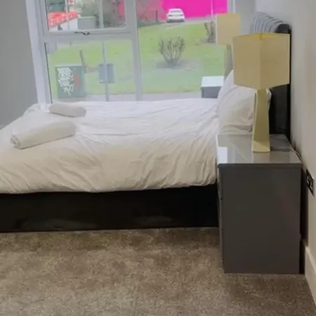 Stunning 2-bed In Barking Apartment *