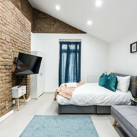 S3 Central-comfy,quiet Studio-balcony London