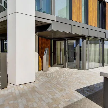 Luxury 1 Bed With Balcony Apartment *