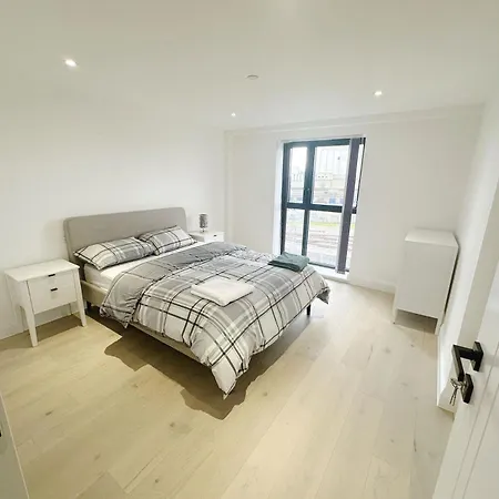 Luxury Modern Flat Near Center *