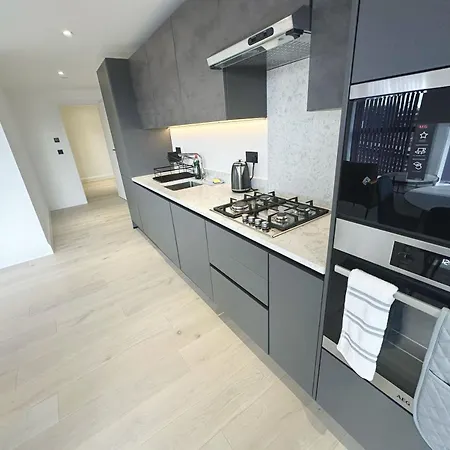 Luxury Modern Flat Near Center Apartment London