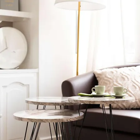 Livestay-three Bed With Balcony Apartment