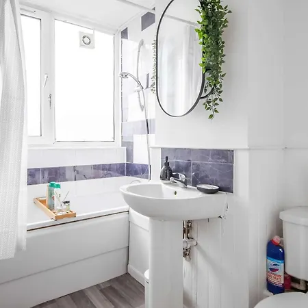 Livestay-three Bed With Balcony Apartment London