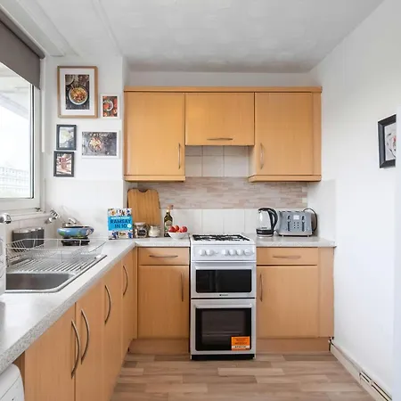 Livestay-three Bed With Balcony Apartment London