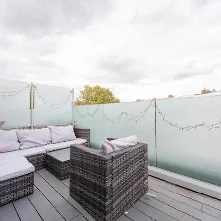 Modern Large 2 Bed Near Station Apartment London