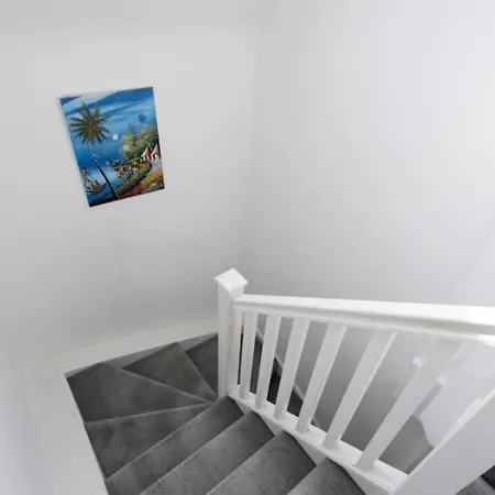 Modern Large 2 Bed Near Station Apartment *