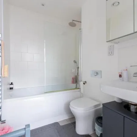Modern Large 2 Bed Near Station * London