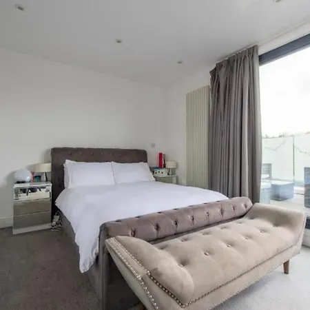 Apartment Modern Large 2 Bed Near Station *
