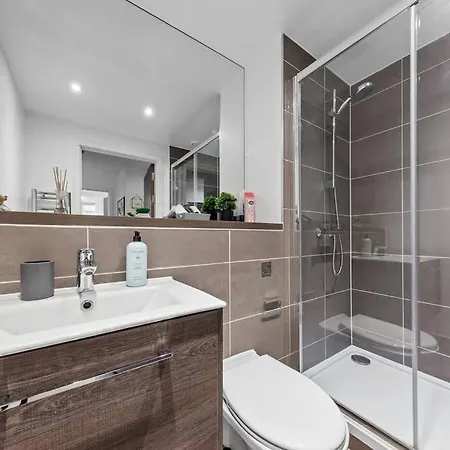 Apartment Sleep 7 20 Mins From Waterloo Bp65 London