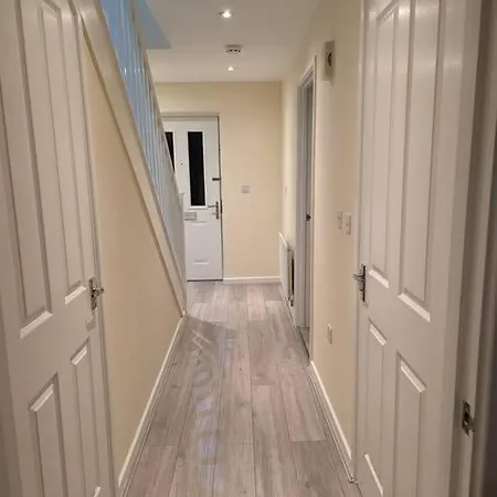 Newly Launched Two Bedroom House By Den Short Lets & Serviced With Garden Londra