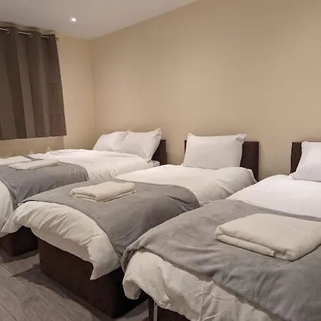 Newly Launched Two Bedroom House By Den Short Lets & Serviced With Garden Londra
