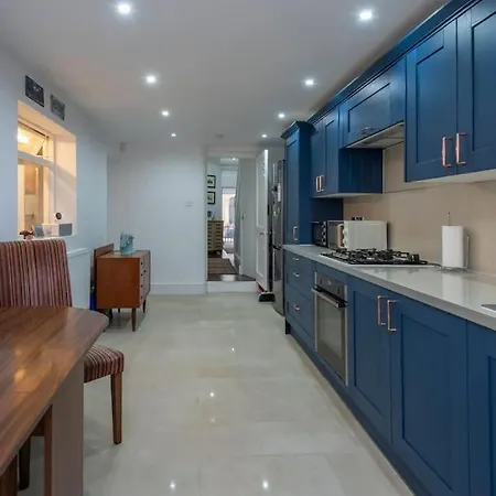 Stunning 3-bed House Apartment *